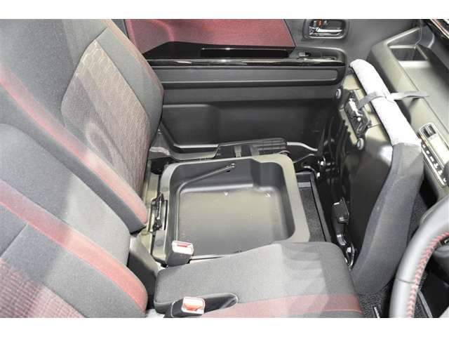 当店は全車『ロングラン保証』付！（1年間、距離無制限　HV車はHV保証付）　別途延長保証もご用意しております♪　ぜひ現車を確認にご来店ください