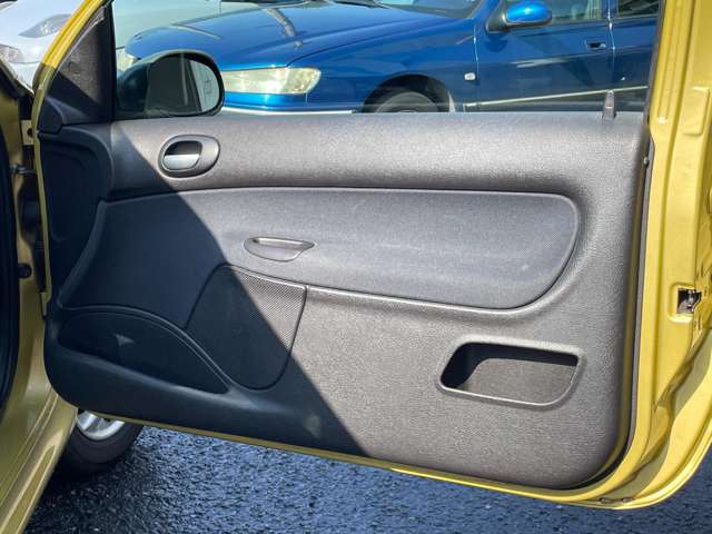 ドア内張りは欧州車によく見られがちな剥がれやべたつき等はありません。