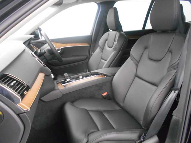 Plus専用レザーシートは運転席助手席とも電動ランバーサポート等といった便利な機能がご利用いただけます