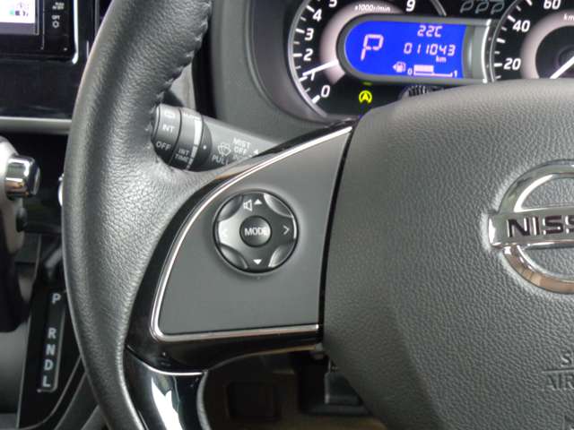 ステアリングスイッチはオーディオの操作もらくらく！運転中に視線をずらさずに調整できるのであんしん安全ですね！