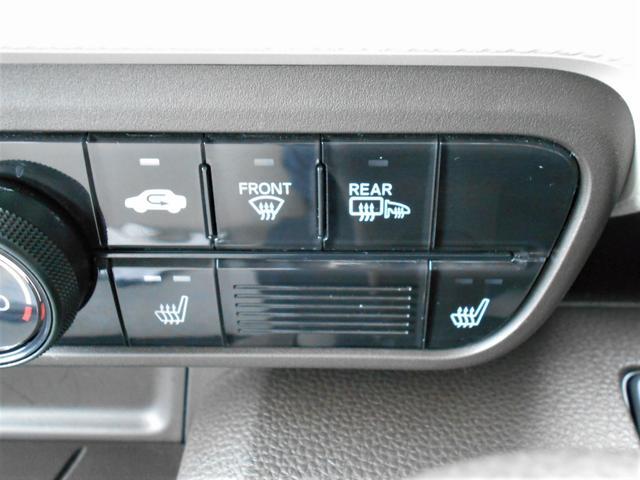 運転席に加え、助手席にもシートヒーターを装備。寒い日でも快適なドライブが楽しめます。