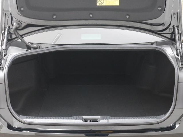 とても広々、大きな開口部の荷室スペースですね。 開口部広々だから、大きな荷物も楽々収納出来ちゃいますね。 荷物スペースは広いほうがいいですよね。