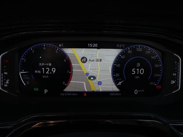 Digital Cockpit Pro】高解像度ディスプレイによるフルデジタルメータークラスター。基本の速度計とタコメーターの表示に加え中央により大きくワイドに映し出すこともでき、少ない視線移動でナビ