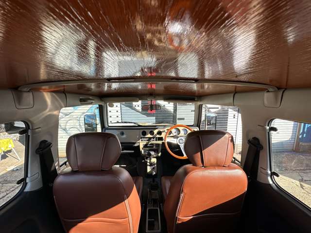 人気のランクルのベージュとブラックで全塗装されたエンジンオーバーホール済で安心のかわいいジムニーです。