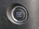 【スマートキー】バックやポケットに入れたままでもドアの開け閉めが可能なスマートキーを装備。エンジンのオン・オフ時もカギを取り出す必要が無いからとっても便利です♪