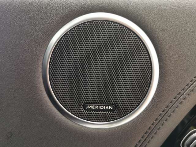 【MERIDIANサラウンドシステム】標準の英国の歴史あるオーディオブランド「MERIDIAN」の音響システムを搭載。車内音響を臨場感豊かに、いつものドライブを「想い出」に変えてくれます。