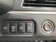 運転席のエアコン吹き出し口の下にはエンジンスタートボタンと電動スライドと電動リヤゲート開閉ボタンがあります。