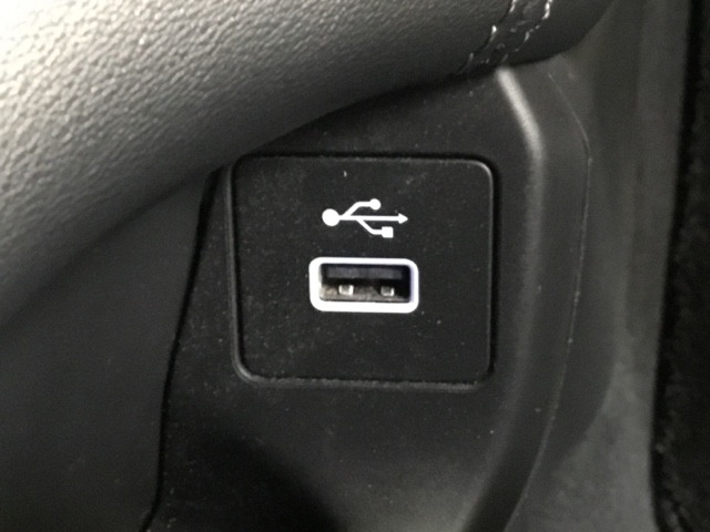 USB���͒[�q�𑕔����Ă���A�O���@�킩�特�y���Đ��ł��܂��B