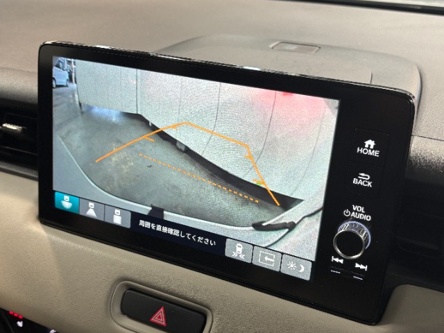 バックギアに入れるだけで自動でリヤカメラに切り替わります！車庫入れやバックが苦手な方にオススメ！