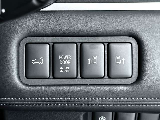電動リアゲートと両側電動スライドドアの開閉スイッチです！運転席から開け閉めを操作が可能です！