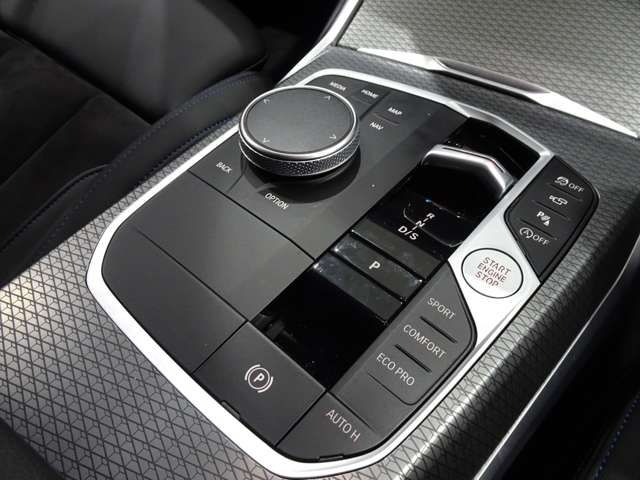 ステップトロニック付きオートマティックと Ｉ ドライブコントローラー、モニターの操作はこのコントローラーで行いナビやラジオ、車両状況の把握や点検時期の把握までいろいろなことができます。