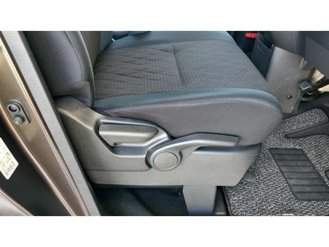 運転席にはレバーでシート高さを調節できるハイトアジャスターを装備☆、体格に合わせた最適なポジションを設定できます。