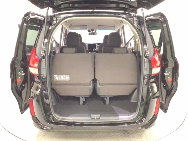 開口部も広く荷物の積み下ろしもしやすいお車となっております。シートを前方にスライドさせれば、さらに荷室を広げられます。また、床下にも収納スペースがあります。