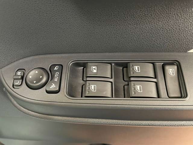 電動格納式ドアミラーです。駐車時等でボタン一つでドアミラーを格納できます♪