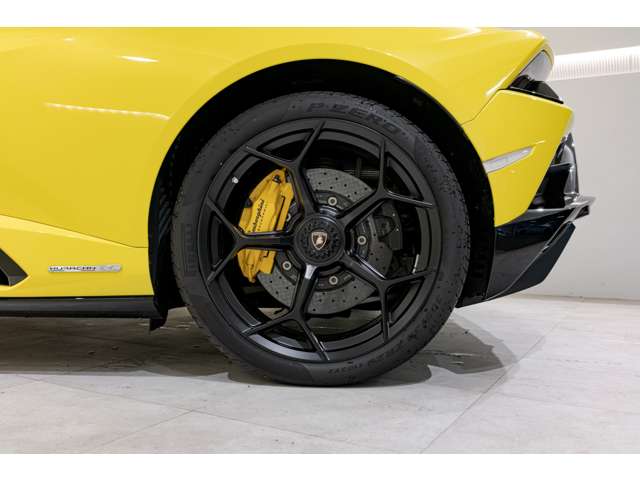 ■Giallo Tenerife ■Loge 20'' forged Matt Black with Black Bolt ■Style package - High Gloss Black