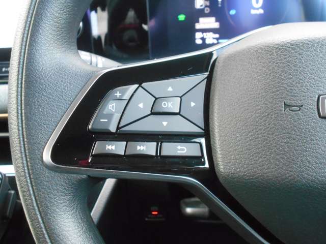 運転走行時も画面に触れることなくオーディオ操作が可能なハンドルリモコン付き。