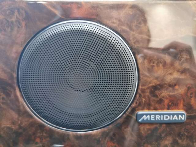 【MERIDIANサウンドシステム】上質なクルマには上質な音楽は欠かせません。英国の歴史あるオーディオブランド「MERIDIAN」の音響システムを搭載しております。