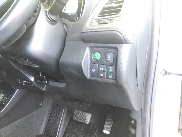 低速域衝突軽減ブレーキ＋誤発進抑制機能のＣＴＢＡ、燃費を抑えるＥＣＯＮ、横滑り防止装置VSA等のスイッチは運転席の右側、手の届きやすい位置にあります。
