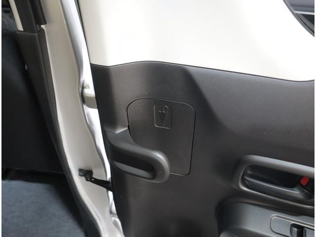 濡れた傘も気兼ねなく車内に持ち込めるアンブレラホルダーが後席ドアにございます！雨水は外に排出される仕組みです。