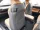 後席シートへの乗り込みの際はシート上部のレバーを引く事で簡単にシートを前方へ動かす事が可能です。