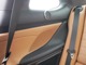 後席内張り部分もソフトタッチの革生地を採用しております。　プラスチック成型と比べると、格段に高級感がアップしております。