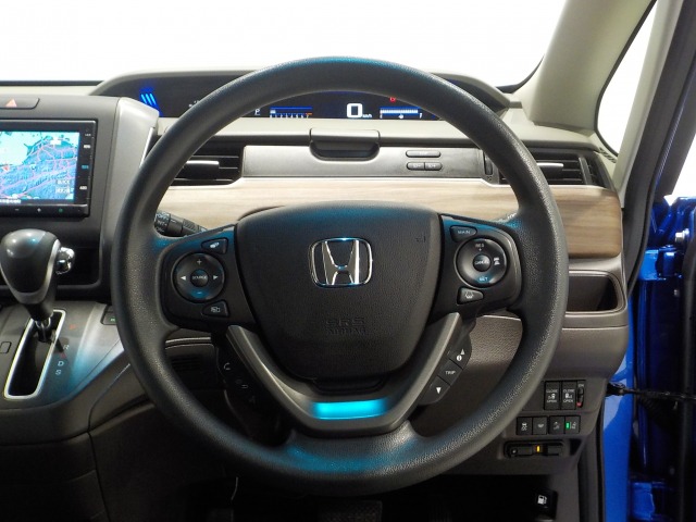 ステアリングには、左に安全性に優れた便利なリモートオーディオスイッチ。右には、Honda SENSINGと高速道路で威力を発揮するクルーズコントロールのスイッチが有ります。