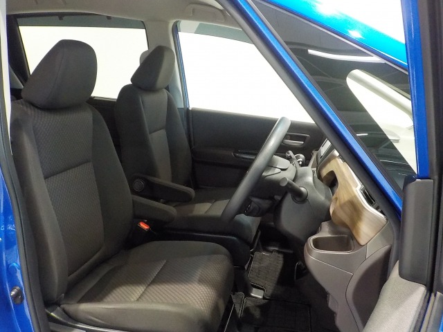 フロントシートは、前方をしっかり見渡せるよう、シート座面を高めに設定。サイド部も身体全体をサポートする形状になっています。またエアバックは両席に装備で安全性も良くて安心です。