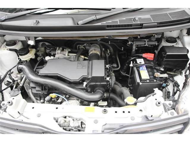 エンジンルームの樹脂部分は丁寧に磨いてツヤをだしています。当社の中古車のエンジンルームクリーニングはとても自信があります★