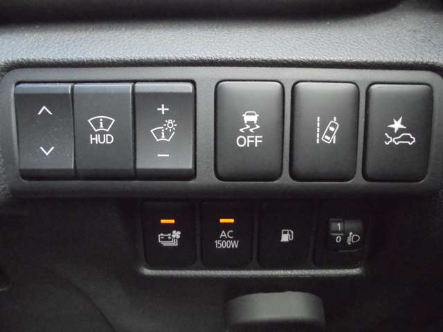ヘッドアップディスプレイの出し入れや明るさ調整などは運転席のスイッチで操作できます