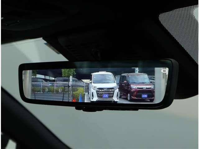 デジタルインナーミラー装備！車両後方のカメラの映像をデジタル補正で視認性を向上させてインナーミラー内に表示します♪視界を遮るものがなく、後席に同乗者がいても後方を確認しやすく安心です♪