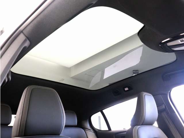 屋根一面まるごととも言える特大サイズのパノラマサンルーフ。ルーフは、車内に入る陽射し、熱、紫外線を低減するため、ティンテッドガラスを使用したフルパノラマウインドです。