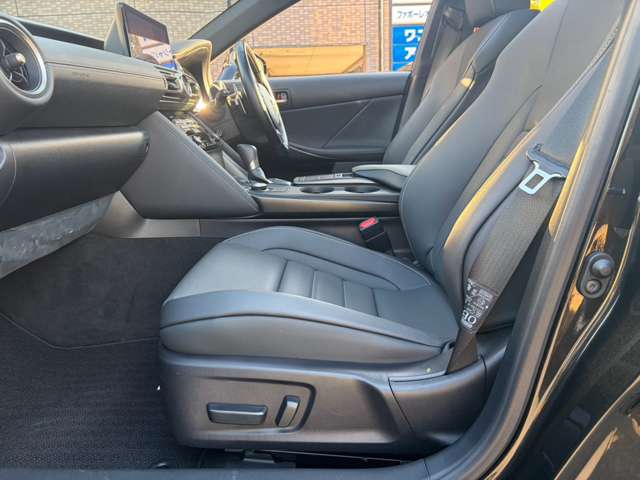 ����Ȃɂ�F SPORT�̃X�|�[�c�V�[�g�B����̊y�����ƁA�㎿�Ȏ����ŉ߂������Ԃ��ꏏ�ɖ�����Ă��������܂��B