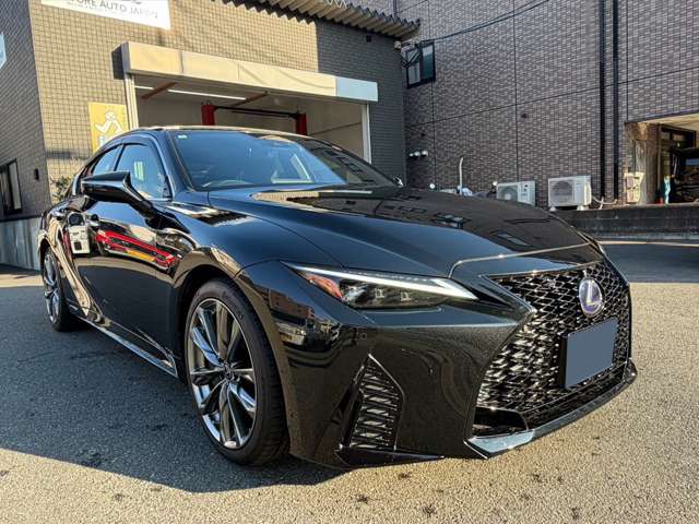 F SPORT��p�O�����ƃA���~�z�C�[�������ވ�̊��B�㎿���ƃX�|�[�e�B�������˔�����IS�ł��B