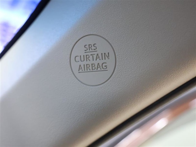 カーテンシールドエアバッグは、万一に備えた安全装備。 ガラス、ピラーなど側面から頭部への力を吸収してくれます。 安全は車で重視したいポイントですね。 シートベルトとあわせて側面をカバーします。
