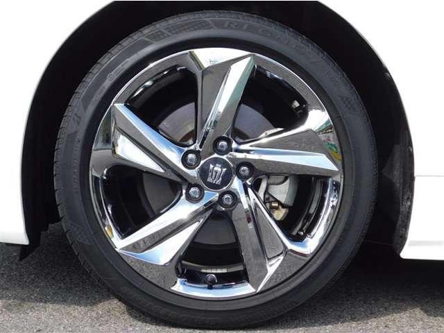 RSグレード専用デザインのスパッタリング塗装大径１８インチ５スポーク純正アルミホイール。タイヤサイズは２２５／４５R１８