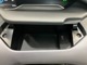 運転席前にＵＳＢソケット付き収納あり★スマートフォンの充電も出来き便利です！