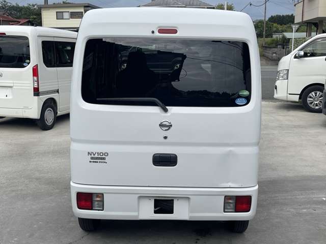 外装は、入庫の時点で隅々まで一度仕上てあります。お車を永く綺麗にお乗り頂く為に、ガラスの膜でラッピングをする様な特殊ガラス系ボディコーティングも取り扱いが御座いますので、お気軽にお声かけください。