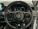 運転にかかわる様々な操作を安全に行えるように視点移動が少なく操作性に配慮されたスイッチ類が凝縮されたコクピットです。