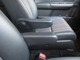 ロングドライブ時の疲労軽減に大きく貢献するアームレストも両席に装備！優しいアイテムですね！