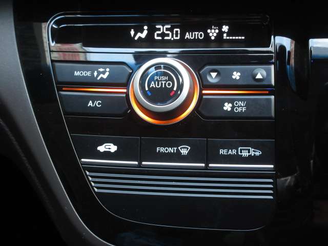 車内の空調はコレにお任せ！温度設定とスイッチ１つで年中設定温度に保つ便利なオートエアコンも装備しています！