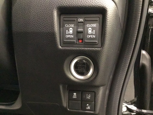 両側電動スライドドアは運転席から操作ができるよう、操作スイッチが付いています。センシング用のＶＳＡ（ABS＋TCS＋横滑り抑制）解除とレーンキープアシストシステムなどのメインスイッチも装備。