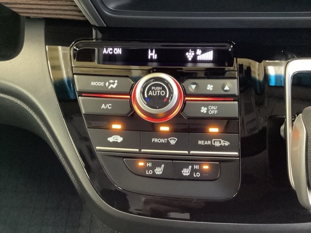 セレクトレバーの左側にプラズマクラスター付き・オートエアコンがついてますので簡単操作で快適に過ごせます。シートヒータースイッチ内蔵で前席の左右別々にHiとLoの2段階で温度設定ができます。