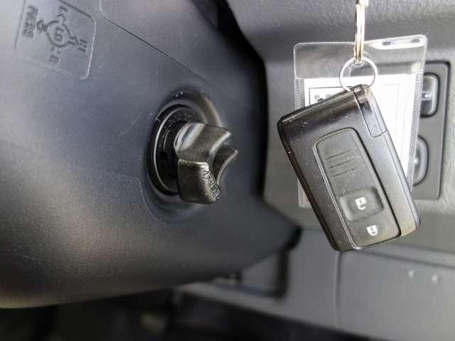 一度使ったら手放せないスマートキー装備☆鍵を差し込まなくてもエンジン始動が可能です。鍵をバックに入れっぱなしでもドアロックの開閉も可能です。