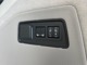 サードシート、セカンドシートはラゲッジ右側のスイッチで操作可能になっています。サードシートは電動リクライニング、セカンドシートはパワーフォールディングが可能です。