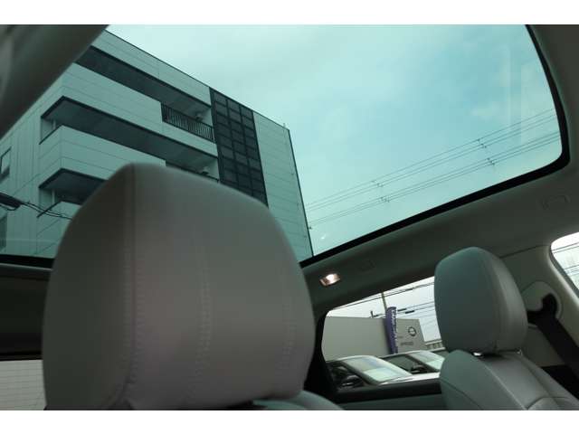 【スライディングパノラミックルーフ】後席まで広がるパノラミックルーフは、前席から後席までも開放的な車内空間を提供致します。