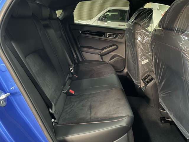 後部座席にも厚みを持たせたシート設計によりゆったりとした乗り心地をもたらせます。