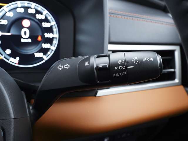 【操作部】対向車や先行車、道路標識を照射しないようハイビームの照射範囲を自動切替する「アダプティブLEDヘッドライト」を搭載。さらにライト操作のわずらわしさを解消するオートライト搭載。