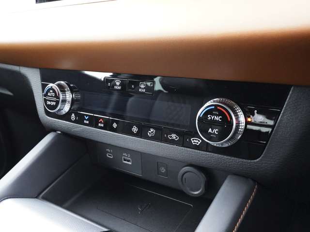 【装備】3ゾーン独立温度コントロール式フルオートエアコンを搭載。運転席、助手席、後部座席の３つのゾーンで個別に温度調整が可能です。それぞれのお好みに合わせて調整してください。