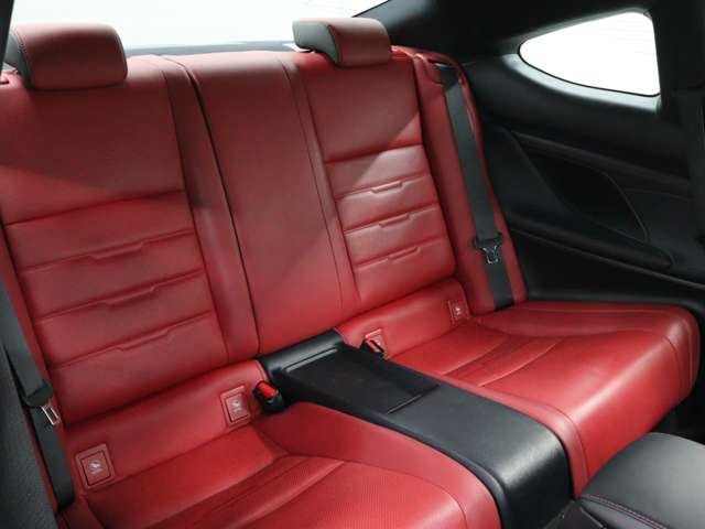 後席へのアクセスをサポートするワンタッチウォークインシートを採用。フロントシートショルダー部に設置されたレバーでシートバックを前倒しすると、シートが自動で乗り込みやすい位置に移動します。