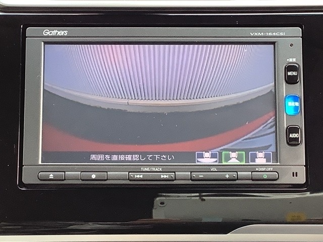 ギヤをＲ（バック）に入れるとナビの画面に後ろの映像が映るリアカメラ付です。後退時、コンディションが悪い視界でもカラーバックモニターがドライバーをサポートします。